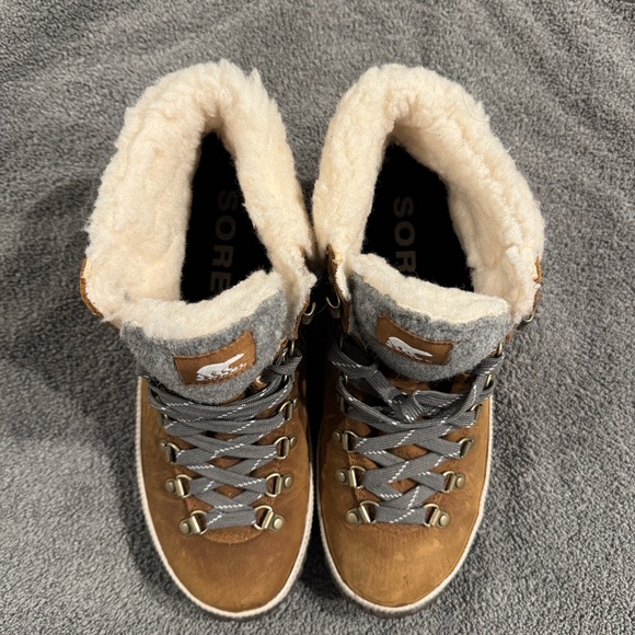 Sorel Tan Boots with Gray Accents - Picture 2 of 6